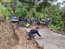 Kecewa Karena Kurang Diperhatikan Pemerintah Warga Dua Desa Di Kecamatan Taraju Swadaya Perbaiki Jalan Rusak
