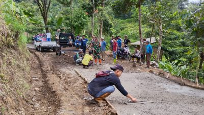 Kecewa Karena Kurang Diperhatikan Pemerintah Warga Dua Desa Di Kecamatan Taraju Swadaya Perbaiki Jalan Rusak